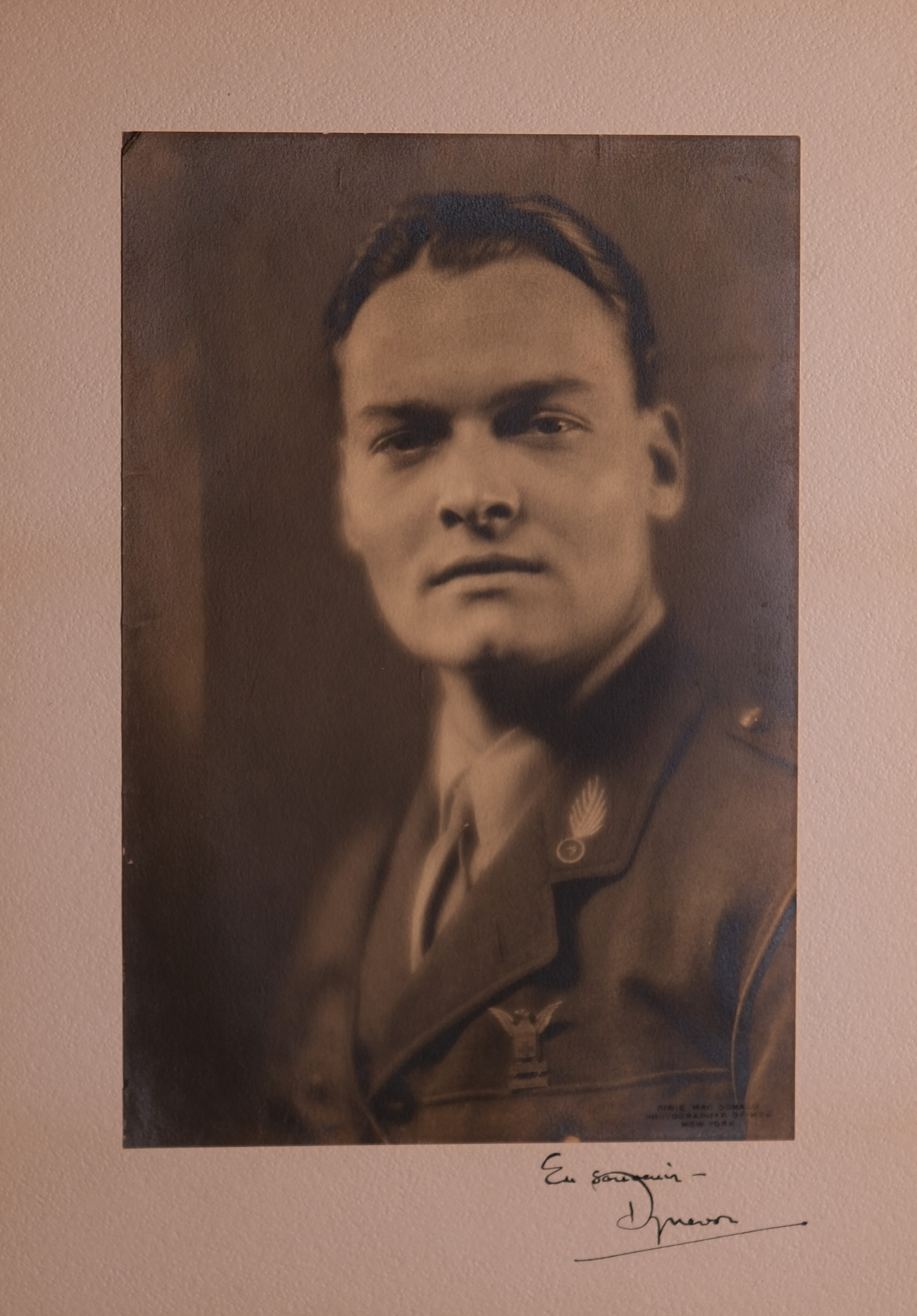 Portrait photographique de Dynevor Rhys en uniforme